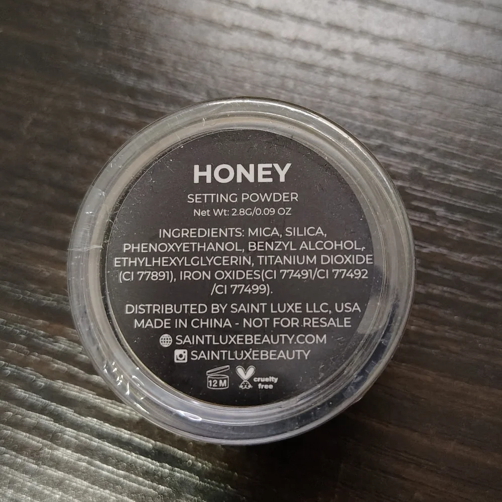 Translucent Powder - Picture 3 of 3